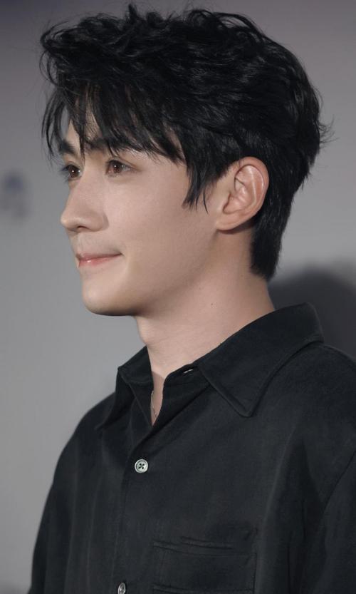 黑色衬衫男神朱一龙帅气侧脸杀,明星-手机壁纸