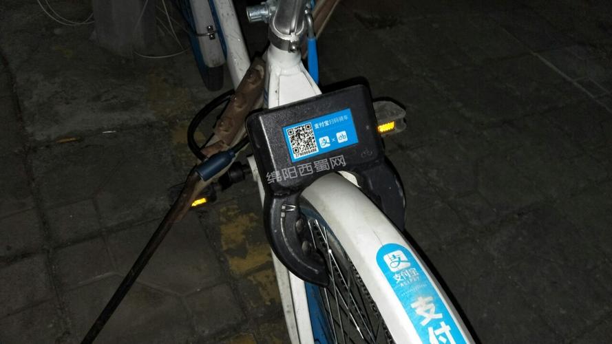 塘讯镇卫生院门口电杆拉线上用私锁锁了一辆哈罗单车!
