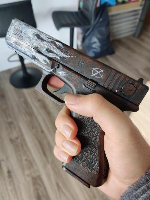 别人家的女朋友,cser收到女友自制glock-18