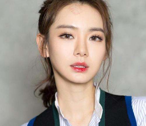 戚薇v领裙和10年前无二,难怪韩国美女如云李承炫却只选择7v