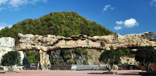 宝天曼 宝天曼景区位于河南省内乡县,距县城98公里.