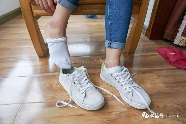 认为,这世上最不缺的就是漂亮的女人,但最缺的就是令人欲罢不能的脚丫