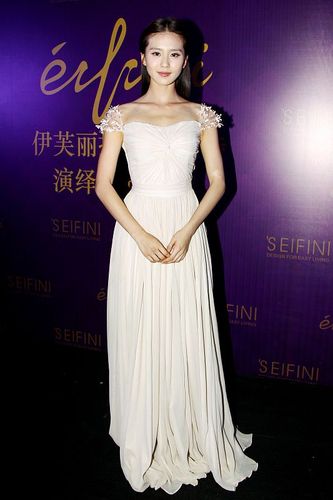 刘诗诗身材窈窕曲线好黑色皮带配喇叭裤大方展示细腰美腿