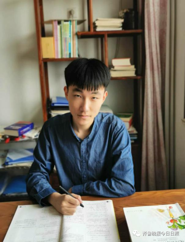 陈浩然同学 陈浩然取得了692分的好成绩,理想大学是清华大学.