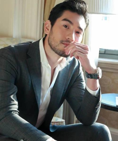 张云龙耳部有褶痕,和高以翔的褶痕一模一样,粉丝建议