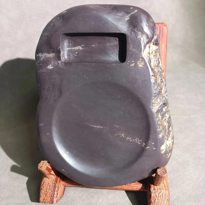 端砚麻子坑.端砚是中国四大名砚之一,产于广东肇庆