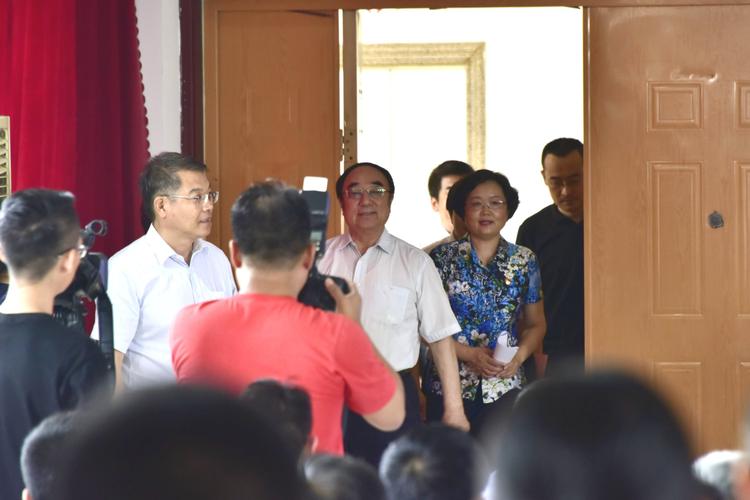 高庆波部长讲了话,会议有市委组织部副部长,市老干局局长贾素英主持