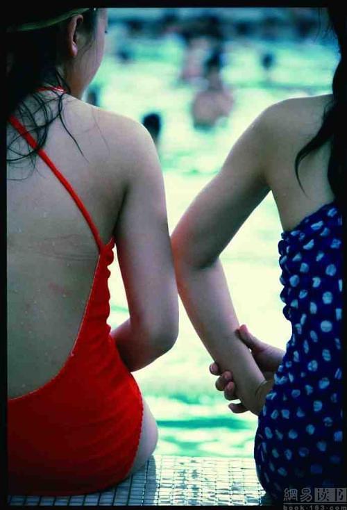 鲜活的青春和那个年代的泳衣