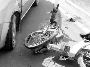 电动车逆行撞上"别克" 都是车速惹的祸