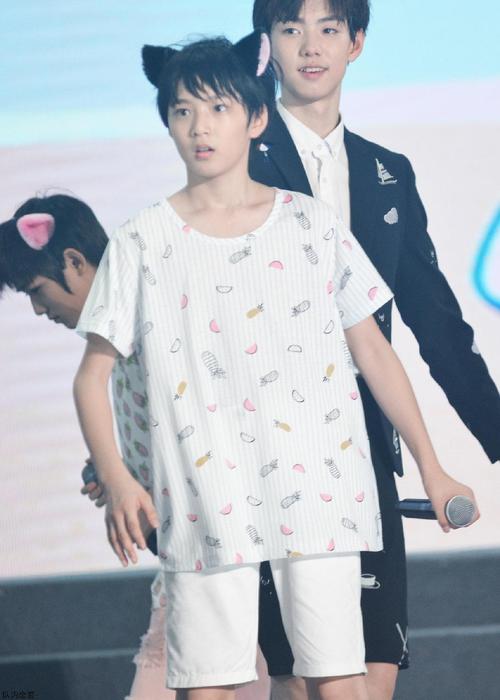 刘耀文从小肩膀就很宽了