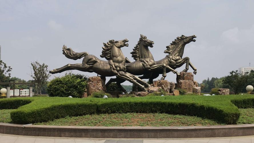 写美篇 坐落在市{花雨广场}的巨型雕塑,成为马鞍山的地标性建筑