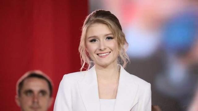 波兰总统扶女儿"上位",她25岁颜值似芭比,优雅气质
