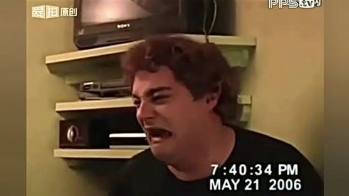 小胖子玩恐怖游戏被吓到一拳打爆萤幕