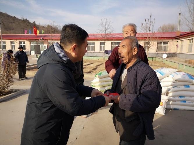 兴宫集团春节慰问葫芦岛市连山区白马石乡敬老院老人