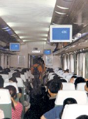 成都-北京的t7/t8次和成都-上海的k291/k292次特快列车的乘客成为首批