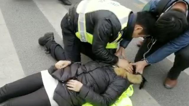 女子心脏骤停倒地,民警跪地急救