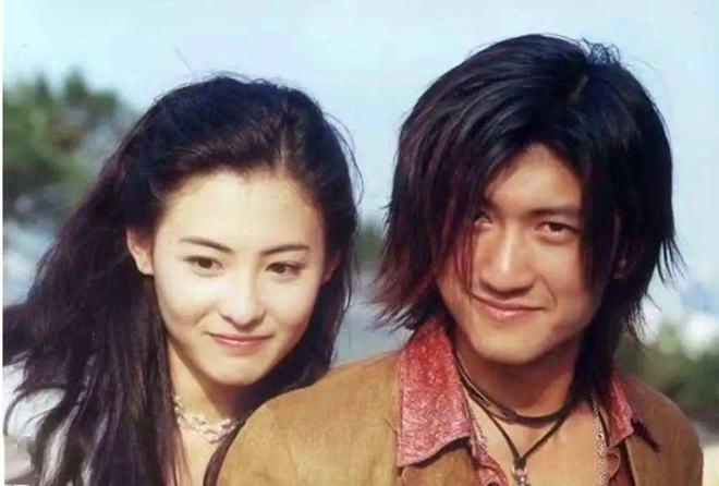 2002年,谢霆锋和王菲还未分手,"顶包案"后谢霆锋和张柏芝的恋爱关系浮