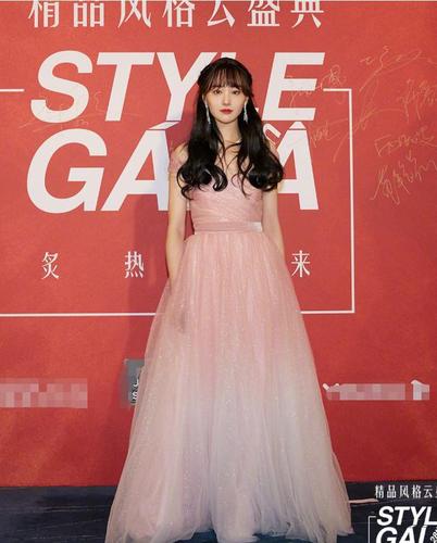 郑爽林允儿穿同款礼服,对比上身图,才知道气质有多影响效果