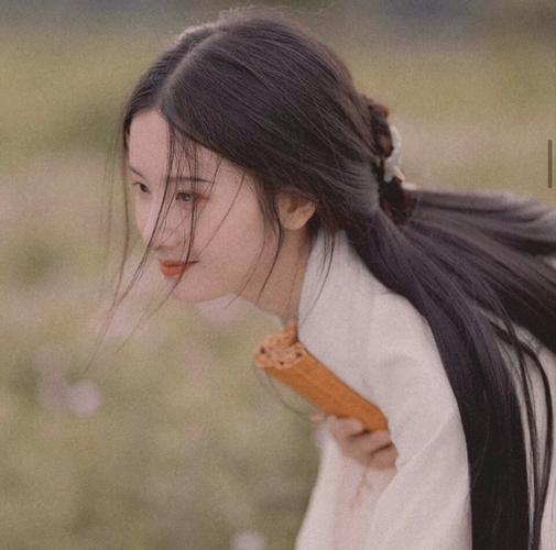 素衣美人古风女生头像