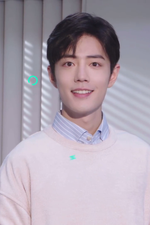 肖战广告花絮,白色针织衫超温柔