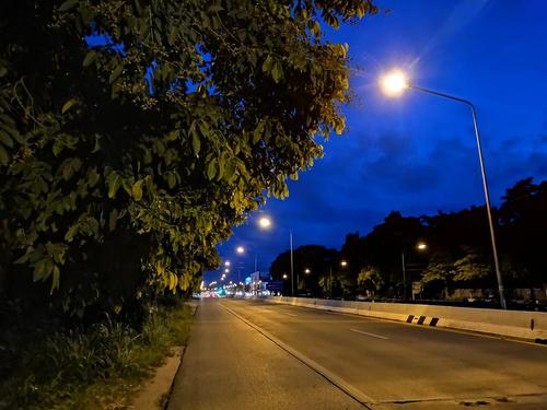 夜晚一个人压马路,丝毫不慌,除了热.
