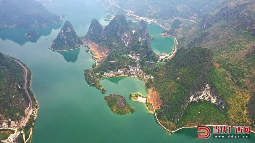 51 2020年,百色高铁站—浩坤湖景区—凌云高铁无轨站的旅游直通车开通