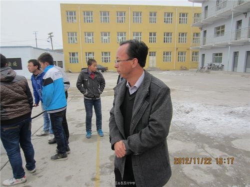五台县豆村中学_教师风采_师生共同除雪