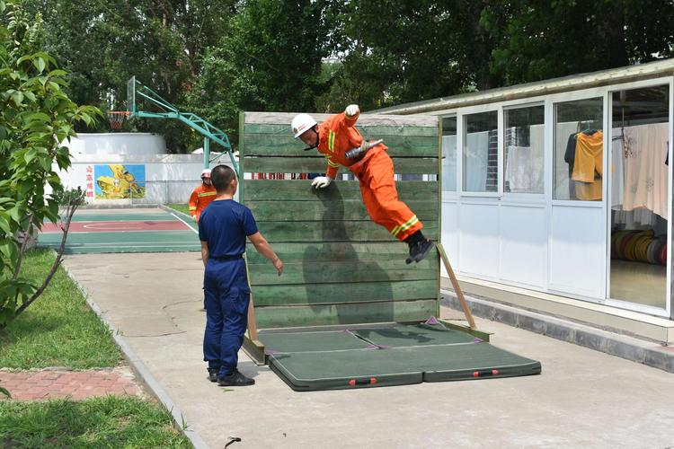 林西道消防救援站组织进行百米障碍救助操训练