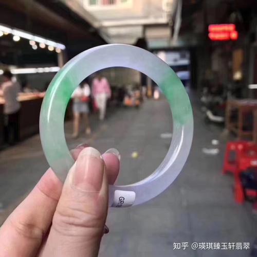 强酸泡过的翡翠手镯图