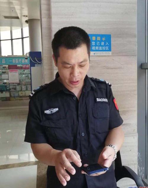 綦江"保安哥"刷屏 双膝跪地救人