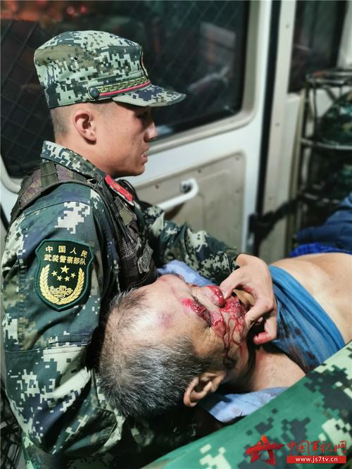 突发车祸老人受伤 巡逻武警紧急救援