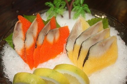 红色吃起来一粒一粒的生鱼片是什么鱼