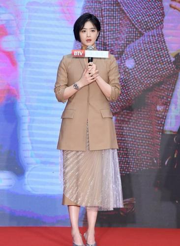 蒋欣时尚感真不错,西装搭配薄纱裙,简约潇洒好减龄