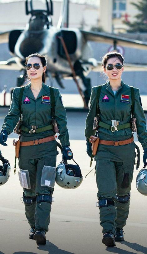 "最美女飞行员"走红,首次出镜吸引1亿人观看,网友:一