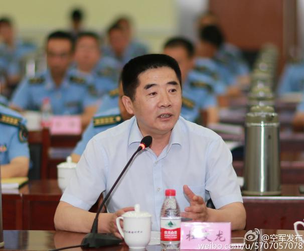 杜文龙说,我们讲战略空军,强大空军,应包括3个概念:亮眼,重拳,长臂.