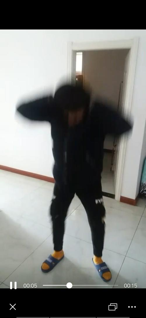 谢国徽在做深蹲起.