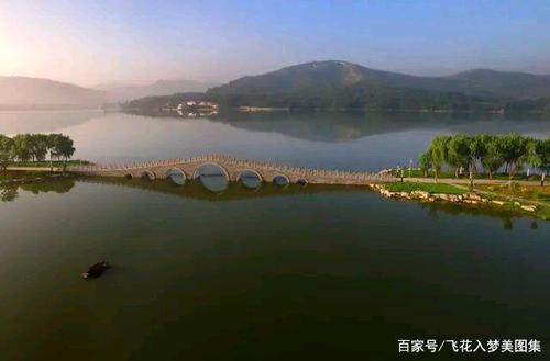 原来是萌山水库,经过绿化改造等多项大工程,现在成了一个集湖区,滨海