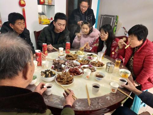 新年又来了,咋能少了家人团聚?所以,来一张合照吧