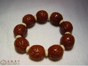 龙纹山桃核手串