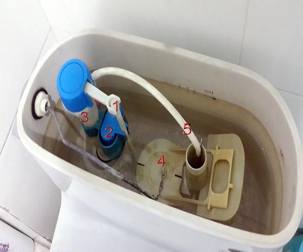 解决办法:水箱进水口处漏水,水是往马桶外漏,解决办法是拆下查看胶垫