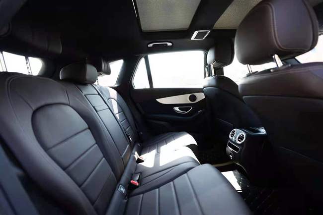 老实讲,奔驰glc的内饰,已经沿用了几年,但没有一丝过时的迹象.