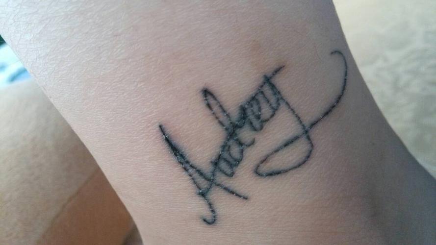 这个是刚纹四天的纹身不知怎么了变成这样子是掉色了还是本来就这样