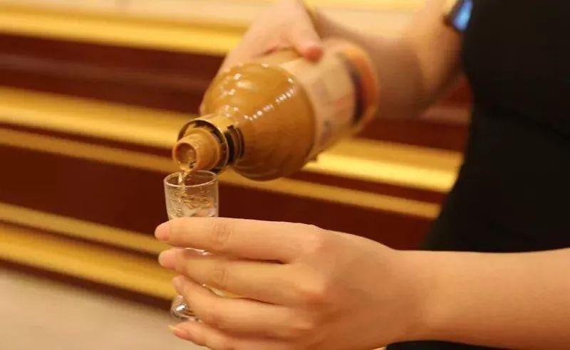 男人,举起酒杯是世界,放下酒杯是红尘