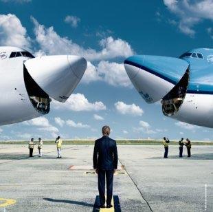 两架飞机,相对大笑,很有趣啊,哈哈哈