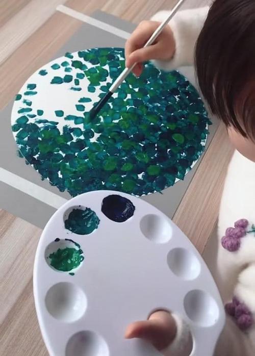 小女孩用颜料画画,本来以为是玩笑之作,看到最后:简单又好看