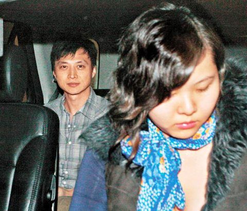 倪震现身高调看电影:做错事都要生活(组图)(3)