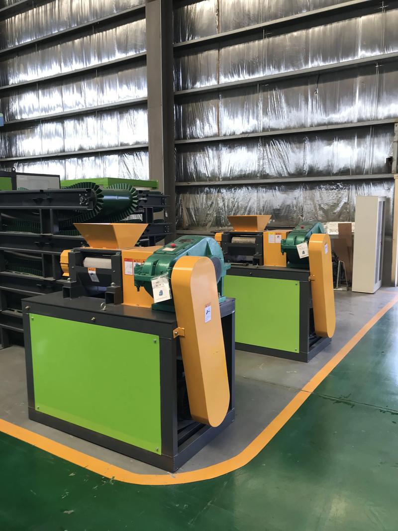 对辊挤压造粒机是一种多物料可以造粒的生产设备 融雪剂生产线