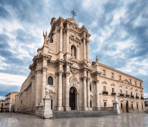 扭曲怪异,动感强烈 经典元素:曲面造型,金碧辉煌 代表建筑:耶稣会教堂