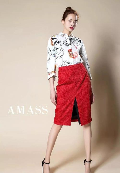 amass阿玛施女装2018夏季新款流行元素服饰搭配画册(1/13)