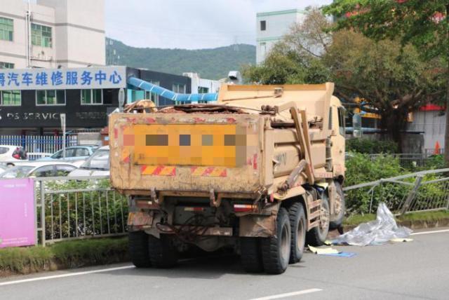 深圳一泥头车无视红灯直接闯,下一秒悲剧!
